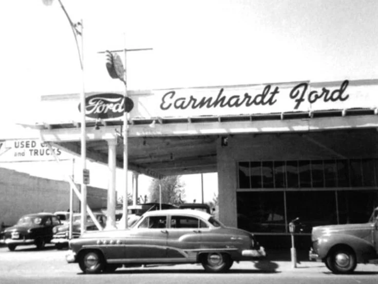 Vintage photo of Earnhardt Ford dealership